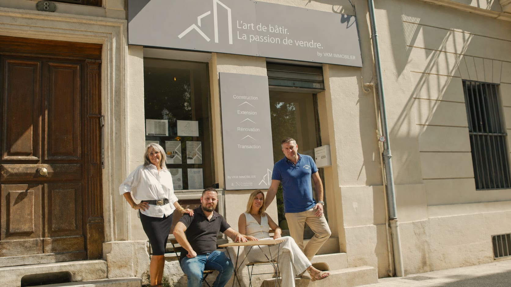 Les membres de VKM Immobilier devant leur agence à Nîmes
