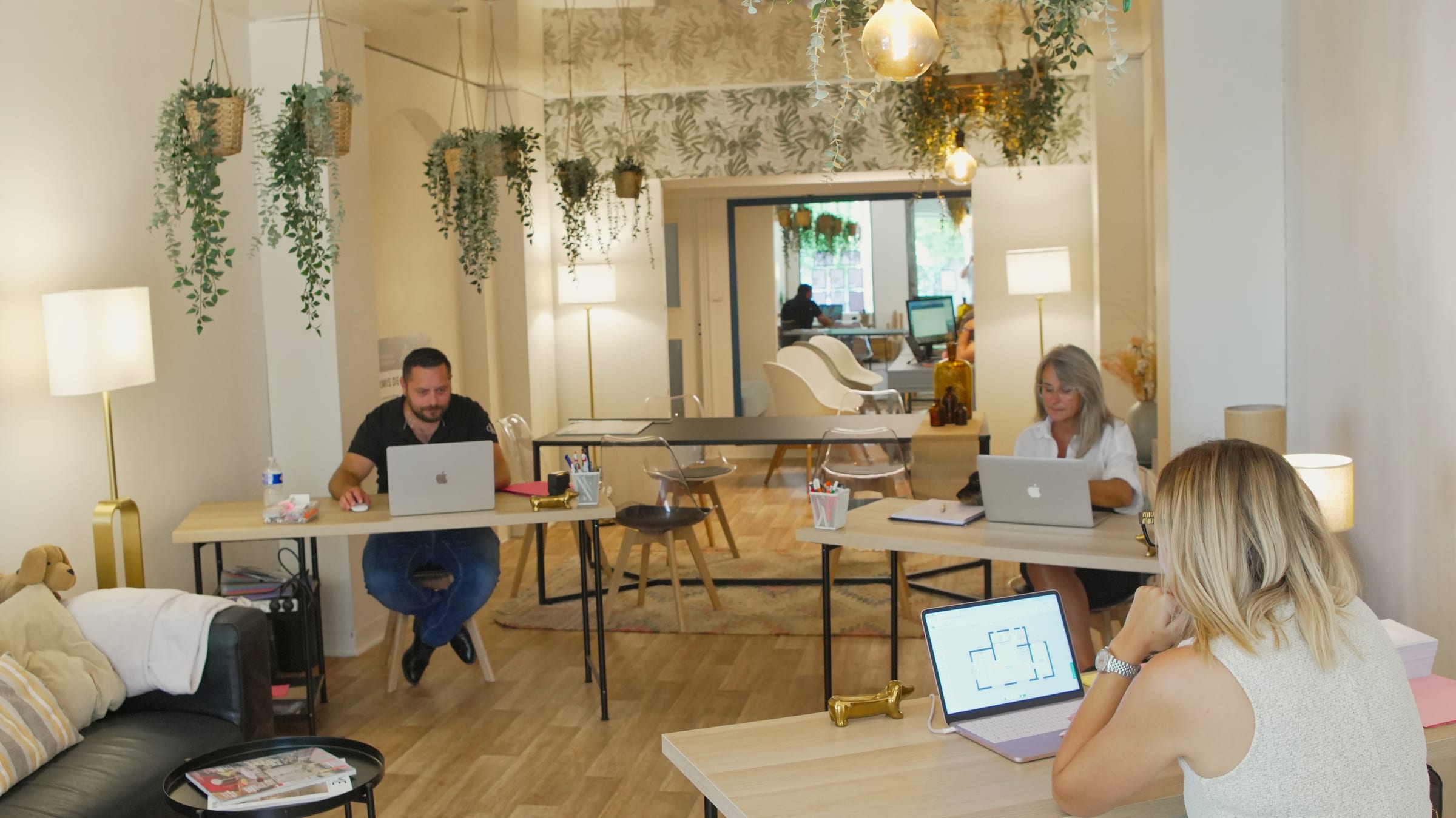 L’équipe VKM Immobilier au travail dans l’agence de Nîmes