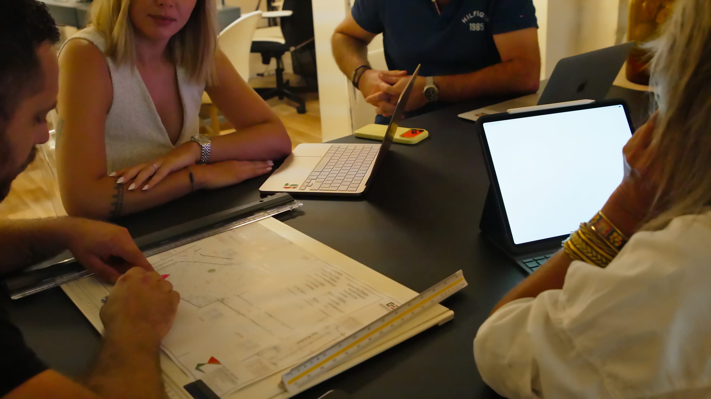 Équipe VKM Immobilier et NR Coordination réunie autour des plans d’un projet